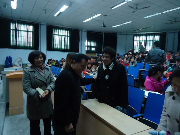 悟空体育召开勤工助学员工座谈会-