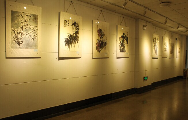 我市“名家书画进校园全市巡回展”在美术公司展厅展出