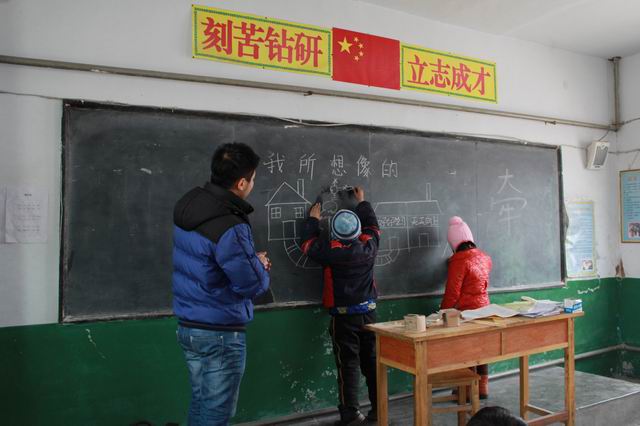 悟空体育赴崔庄小学看望留守儿童