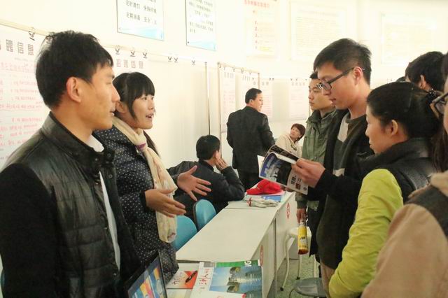 悟空体育组织应届毕业生参加招聘会