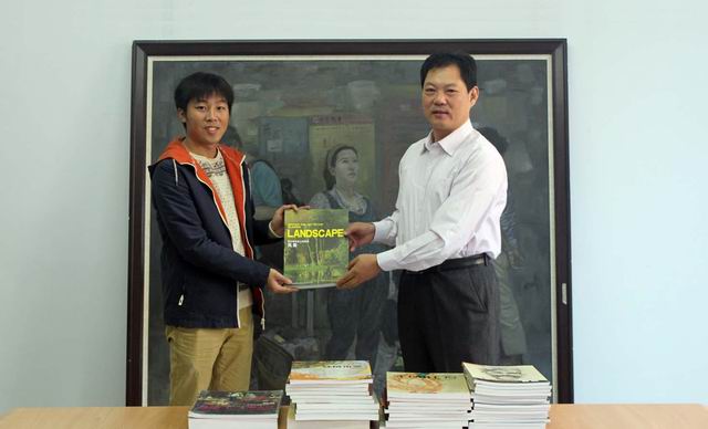 悟空体育毕业生捐赠作品与画册